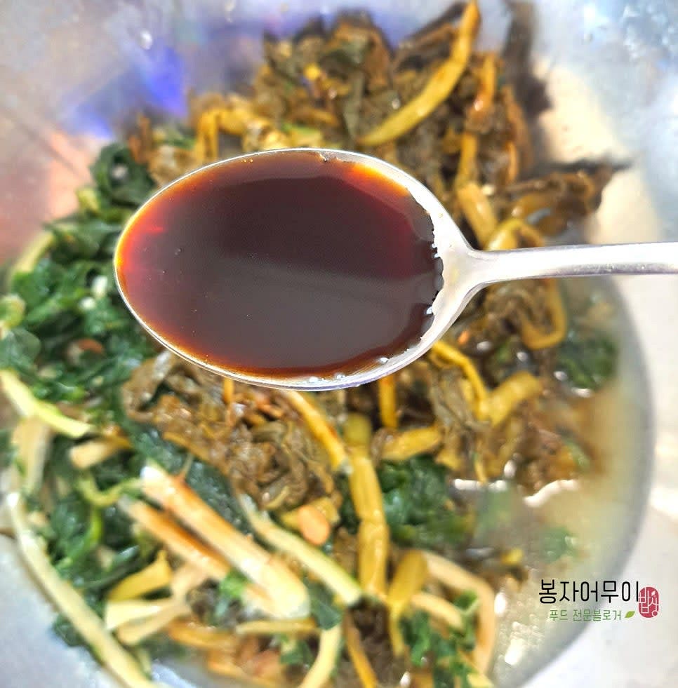 시래기를 해동하고 간장과 육수 한 국자를 부어 골고루 섞어둡니다.