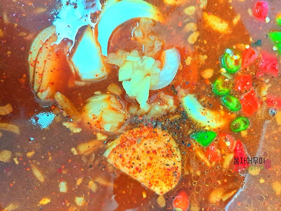 청양고추, 다진 마늘, 양파를 넣어 골고루 섞습니다.