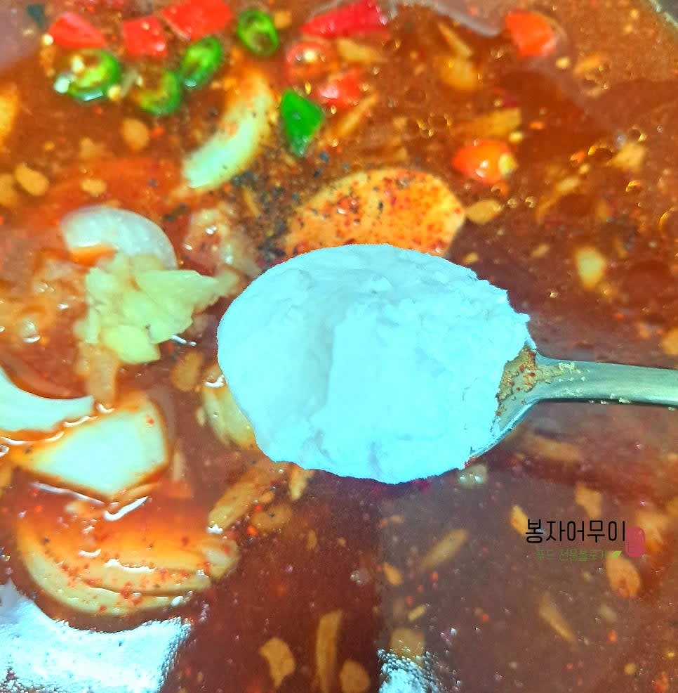 매운 양념장 재료를 모두 섞어 등뼈와 시래기에 뿌립니다.