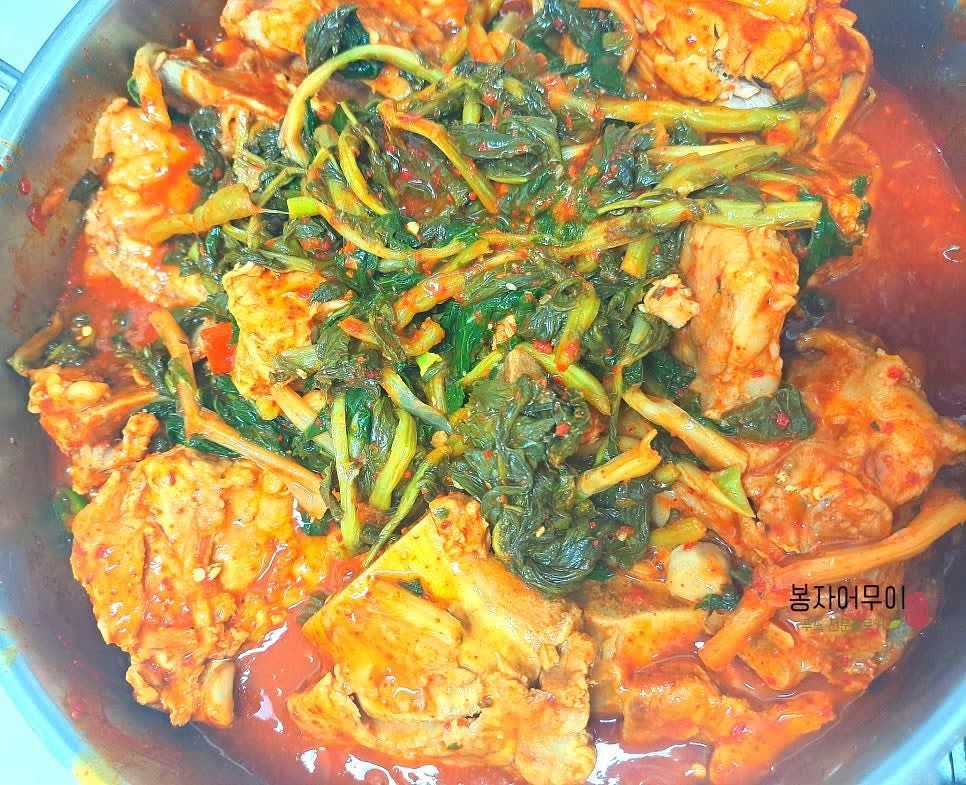 준비된 재료에 600ml 육수를 부어 한 번 더 끓입니다.