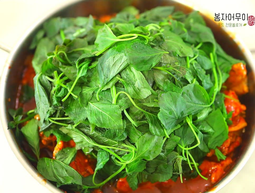 무청 시래기 등뼈찜이 잘 졸여지면 세척한 깻단을 올리고 불을 바로 꺼주세요.