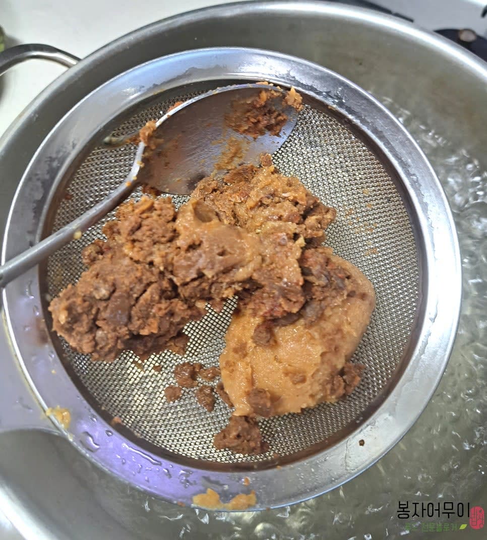 된장이 골고루 풀리면 양파와 다진 마늘을 넣어줍니다.