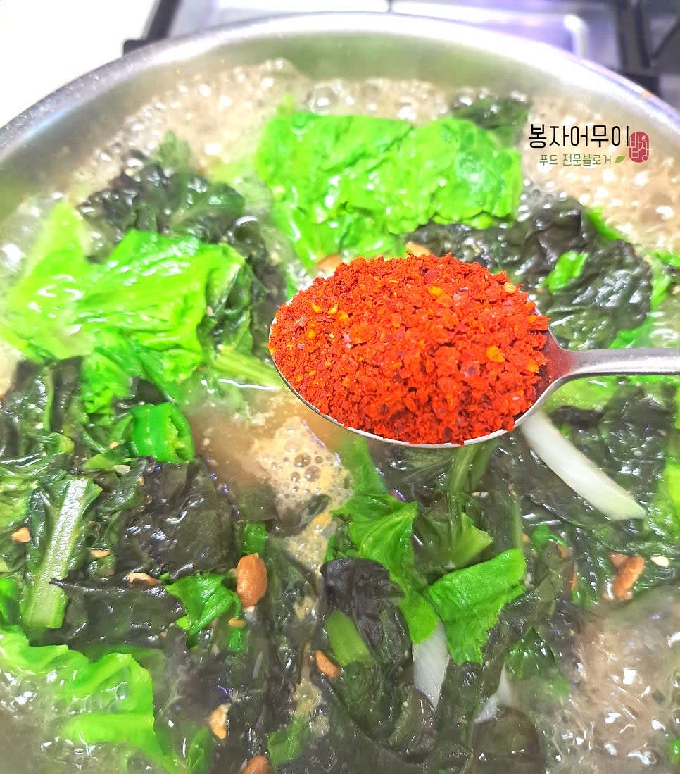 청양고추와 고춧가루를 추가하고 간을 맞춥니다.