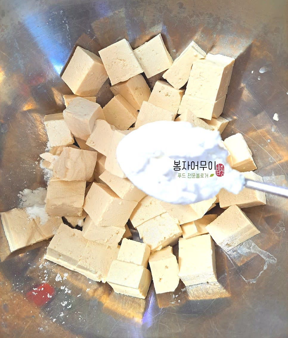 두부와 감자를 한 입 크기로 자르고 감자 전분을 골고루 입혀줍니다.
