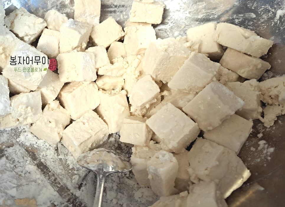 감자가 어느 정도 익으면 두부를 추가로 넣고 구워줍니다.