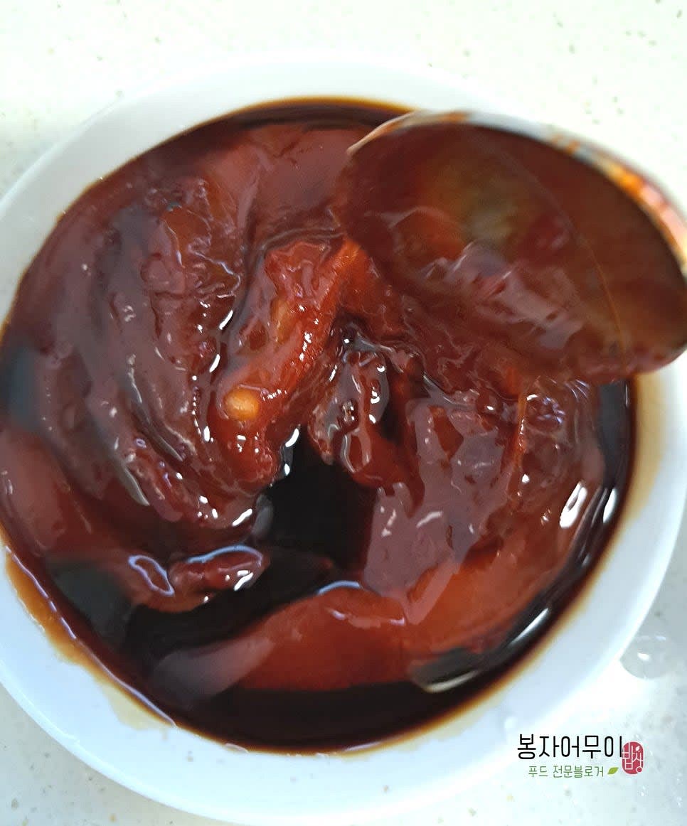 강정 소스는 케첩, 고추장, 올리고당, 다진 마늘, 간장, 핫 칠리소스, 물을 섞어서 만듭니다.