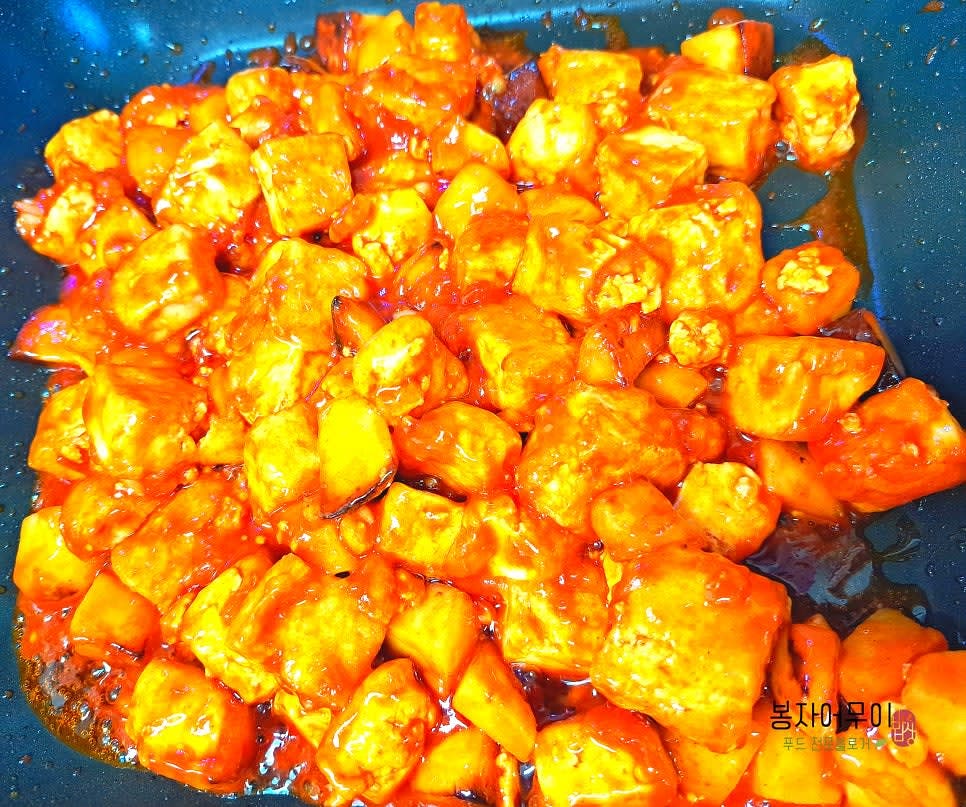 소스를 두부와 감자에 골고루 입히며 약불에서 한 번 더 졸여줍니다.