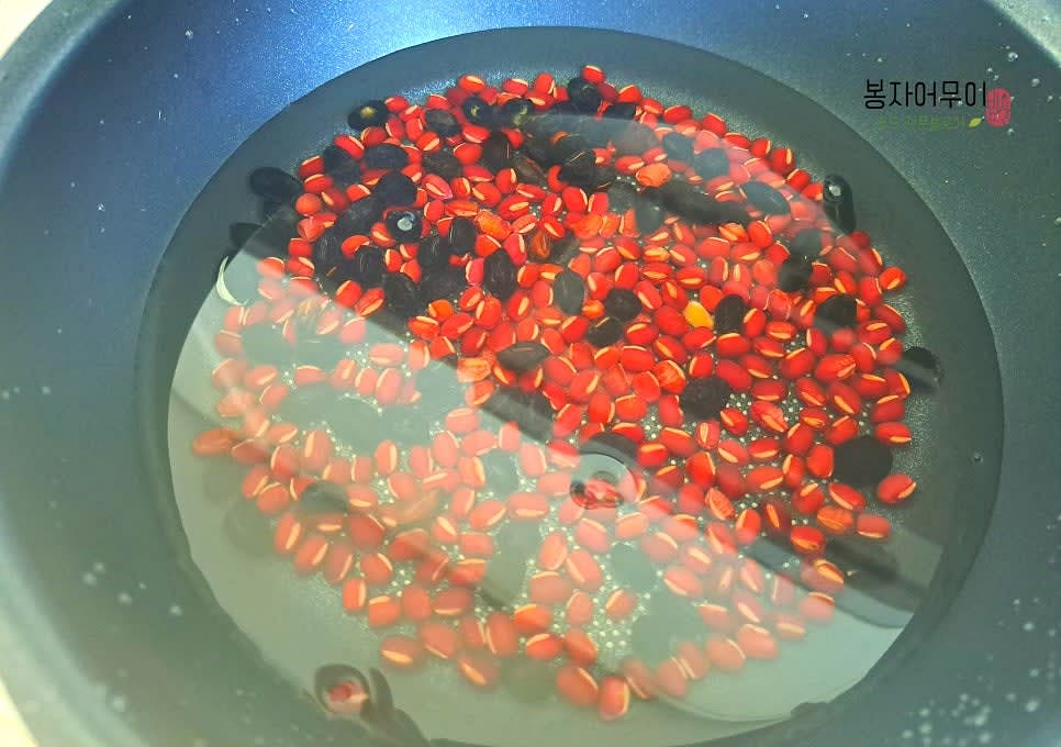 팥과 검은콩을 한 컵 씻어 준비한 후 한 번 삶아줍니다.