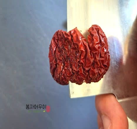 대추는 30개 정도 준비해 식초물에 담가 두었다가 깨끗이 씻어 씨를 제거합니다. 끓는 물에 한번 데쳐주세요.