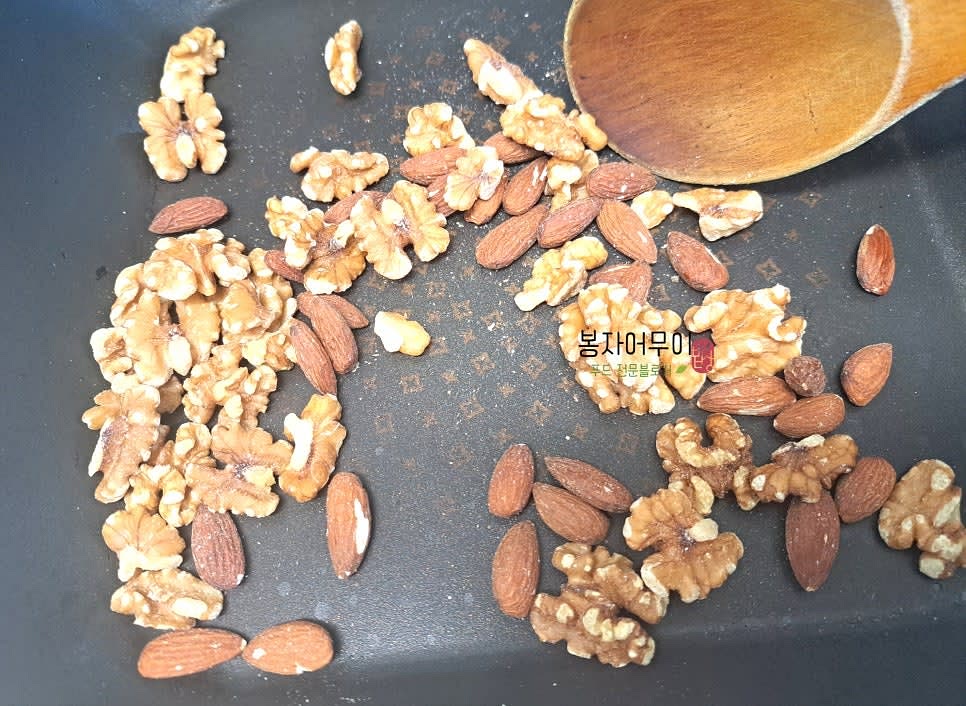 밤, 호두, 아몬드, 호박씨를 준비해 먹기 좋은 크기로 자르고 한번 덕어줍니다.