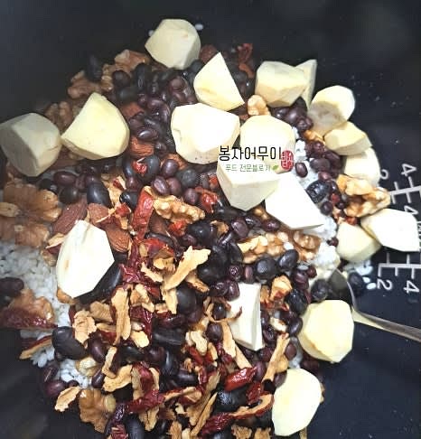 찹쌀, 삶은 콩과 팥, 대추, 견과류를 솥에 고르게 넣습니다.