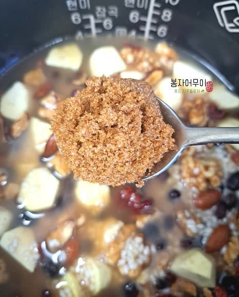 간장, 흑설탕, 참기름, 계피를 섞어 양념장을 만든 후 밥솥에 넣습니다.