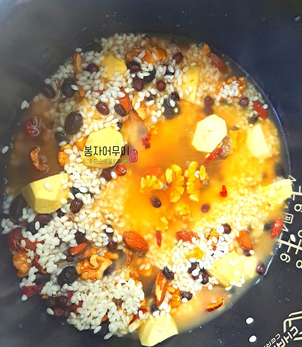 물의 비율은 찹쌀 3컵에 물 3컵으로 조정합니다.