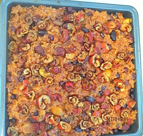 밥이 완성되면 사각 접시에 담아 모양을 잡고 식혀줍니다.