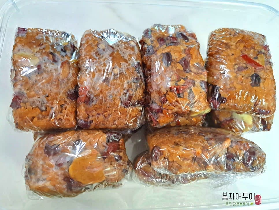 식판이나 도마에 부어 한번에 먹을 크기로 잘라줍니다. 냉동 보관하면 오래 보관 가능합니다.