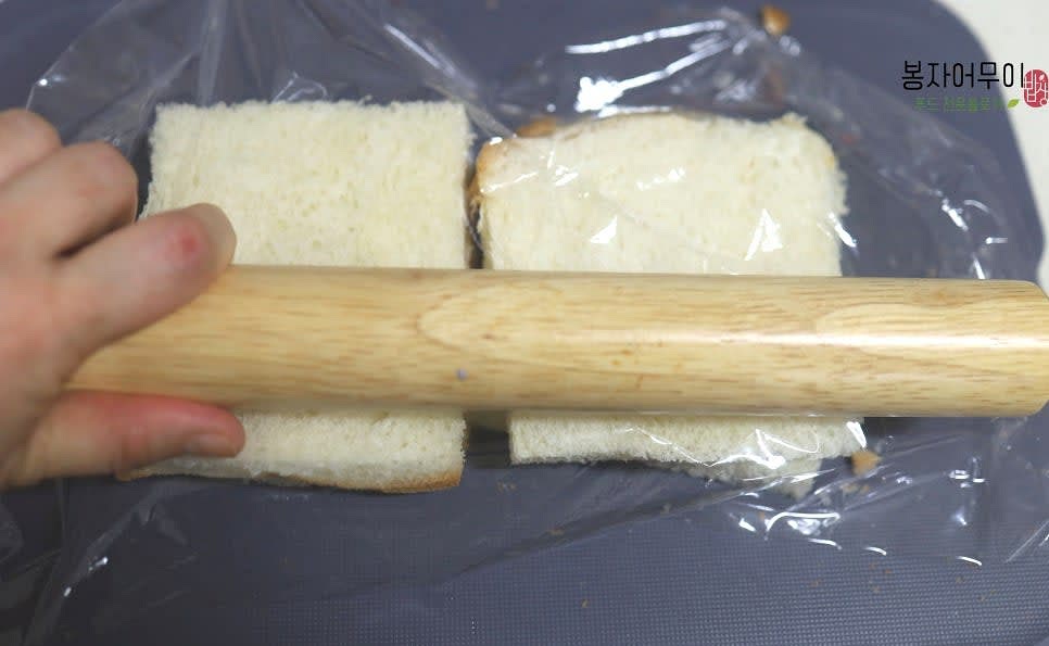식빵 4장을 가장자리 부분을 잘라내고 밀대로 얇게 밀어줍니다.