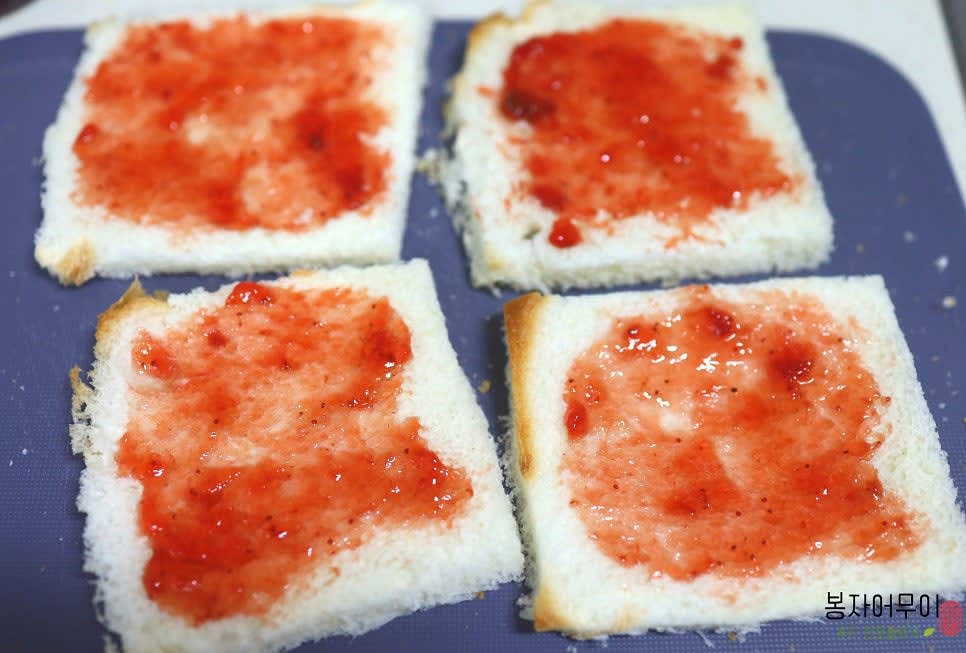 식빵에 딸기잼을 고루 펴 발라줍니다.