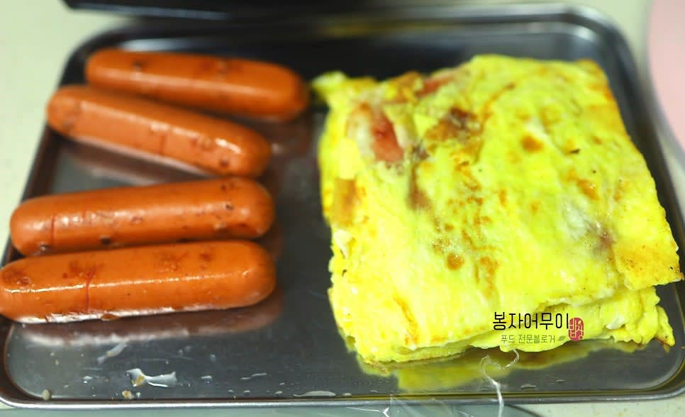 계란 2개를 곱게 풀어주고 햄에 칼집을 내주세요. 계란은 얇게 펴서 구워주고 햄을 노릇노릇하게 구워줍니다.