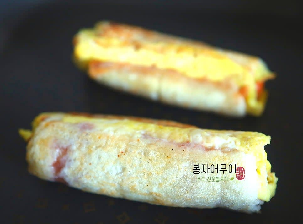 말아놓은 식빵을 기름 없는 프라이팬에 약불로 노릇하게 돌려가며 구워줍니다.