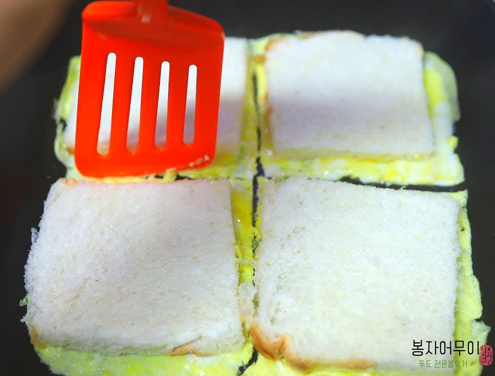 계란이 익기 전에 딸기잼 바른 면을 아래로 빵 4개를 올려줍니다.