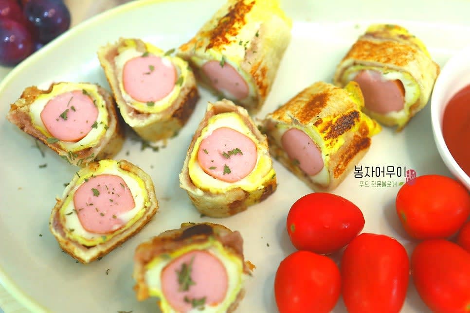 노릇노릇하게 구워진 빵버거를 적당한 크기로 잘라 완성합니다.