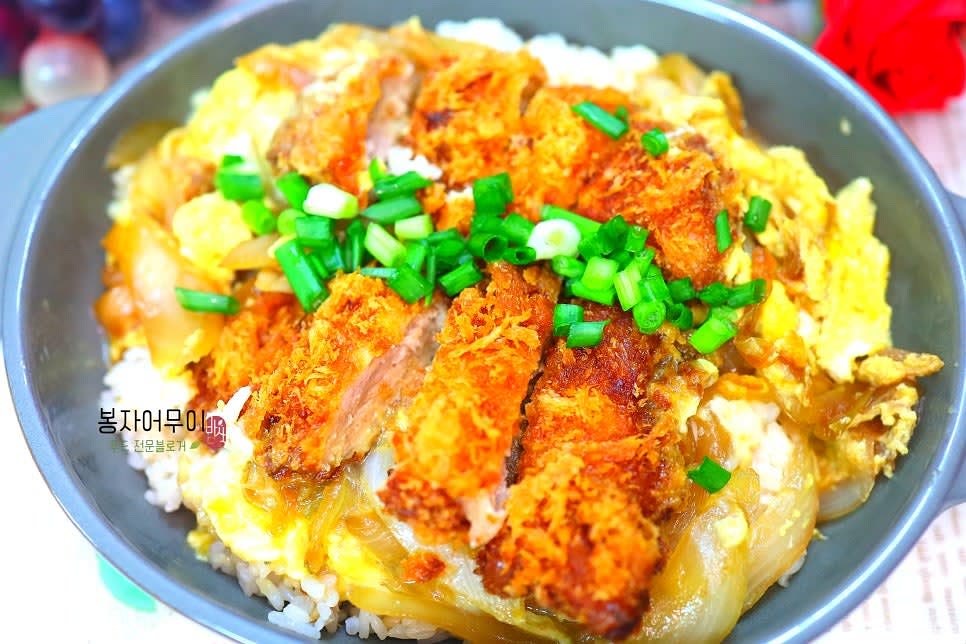 그릇에 밥을 담고 돈까스와 양파를 옮겨 줍니다.