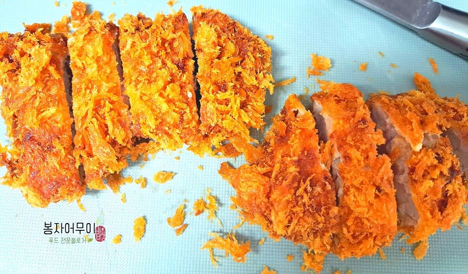 튀긴 돈가스를 기름에서 빼고 먹기 좋게 썰어줍니다.