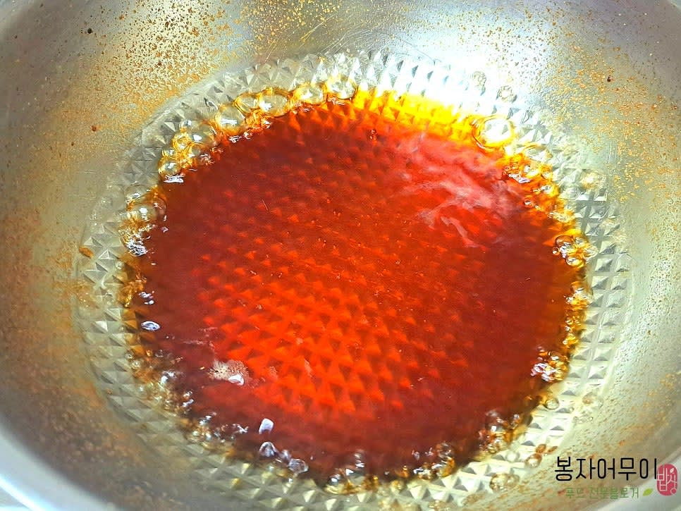 쯔유, 간장, 맛술, 올리고당, 물을 넣어 소스를 끓여줍니다. 끓어오르면 불을 끄고 잠시 두세요.