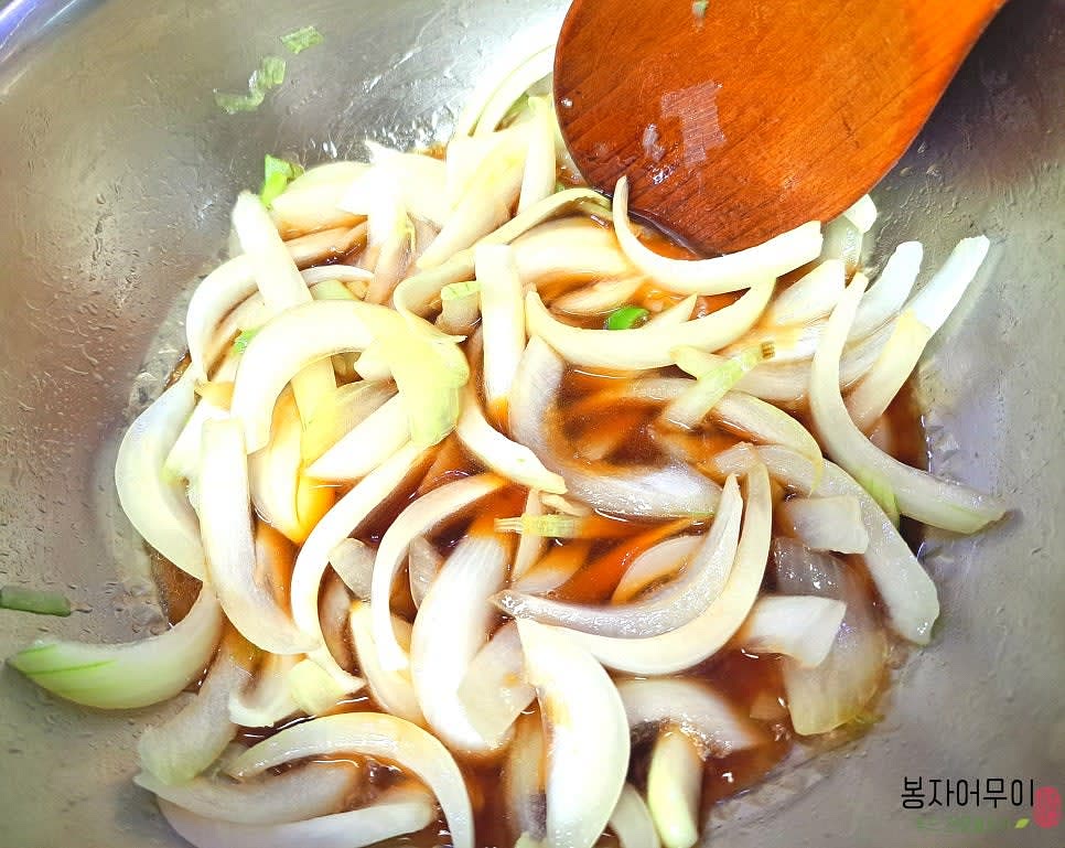 양파가 투명해지면 만들어 둔 소스를 넣어 잘 어우러질 때까지 볶으며 익혀줍니다.