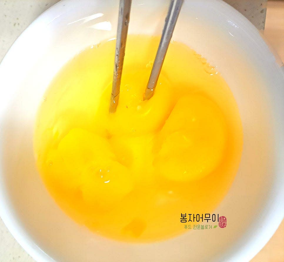 소스가 끓는 동안 계란 3개를 풀어서 준비합니다.