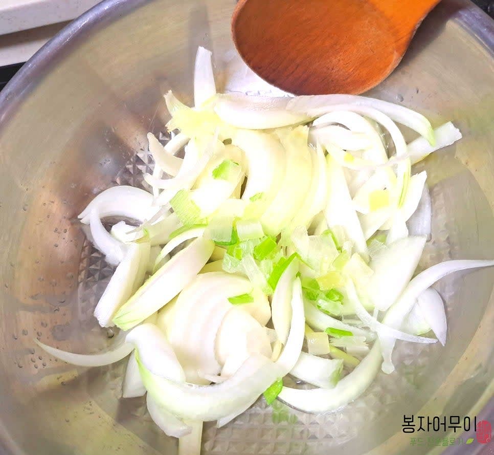 양파 1개를 채 썰고 다진 대파를 올리브유에 넣고 볶아줍니다.