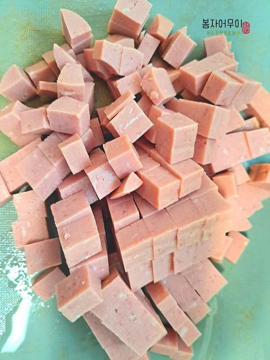 무 김치와 스팸을 사방 1cm 크기로 작게 썰어줍니다.