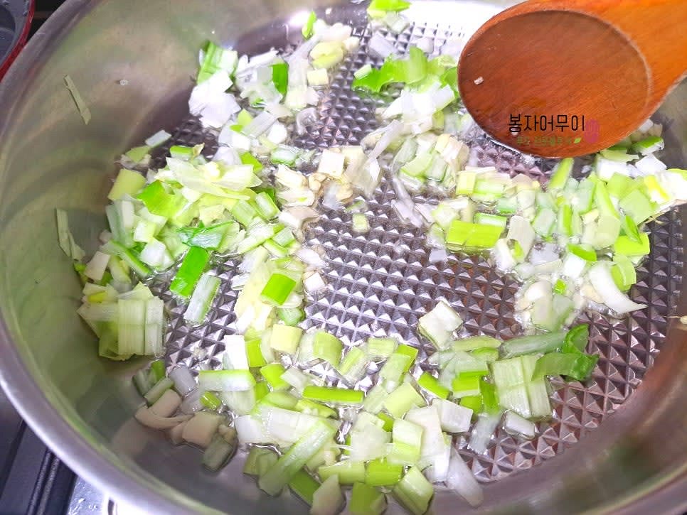 마늘과 대파를 다져서 약한 불에서 볶아 향을 내줍니다.