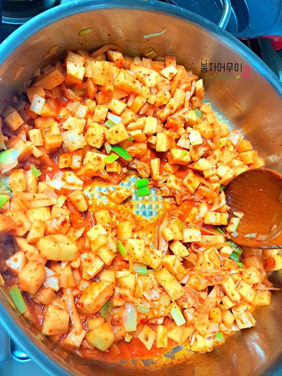 대파와 마늘이 익으면 김장 무김치를 넣고 함께 볶아줍니다.