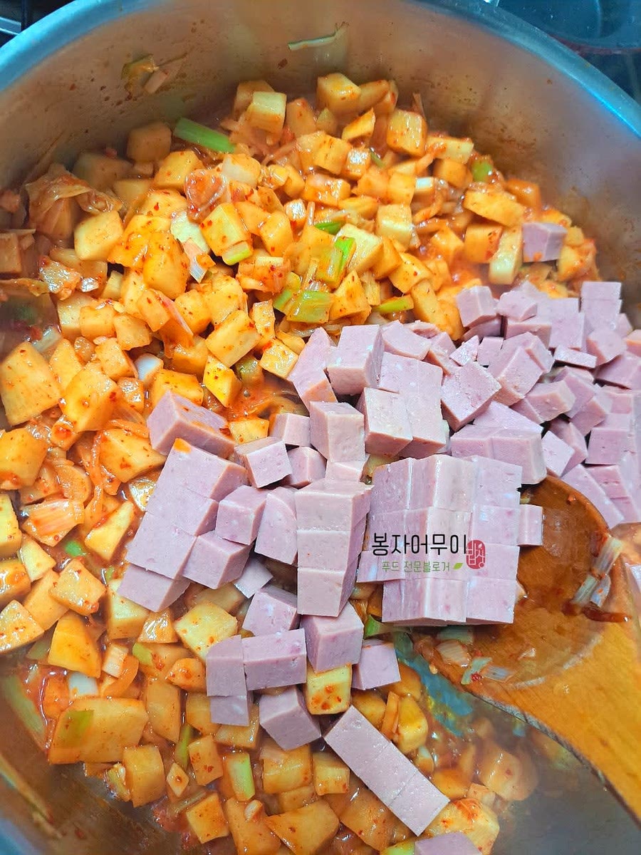 김치가 적당히 익으면 스팸을 넣고 골고루 섞어줍니다.