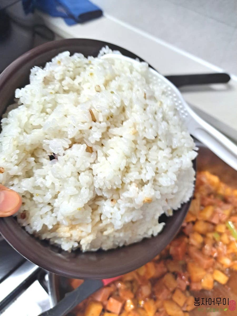 밥 4공기를 넣고 모든 재료가 잘 섞이도록 볶아줍니다.