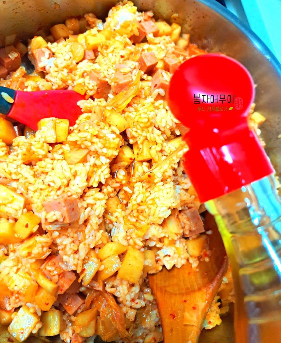 마지막으로 참기름 1스푼과 추가하고 김가루를 얹어줍니다.