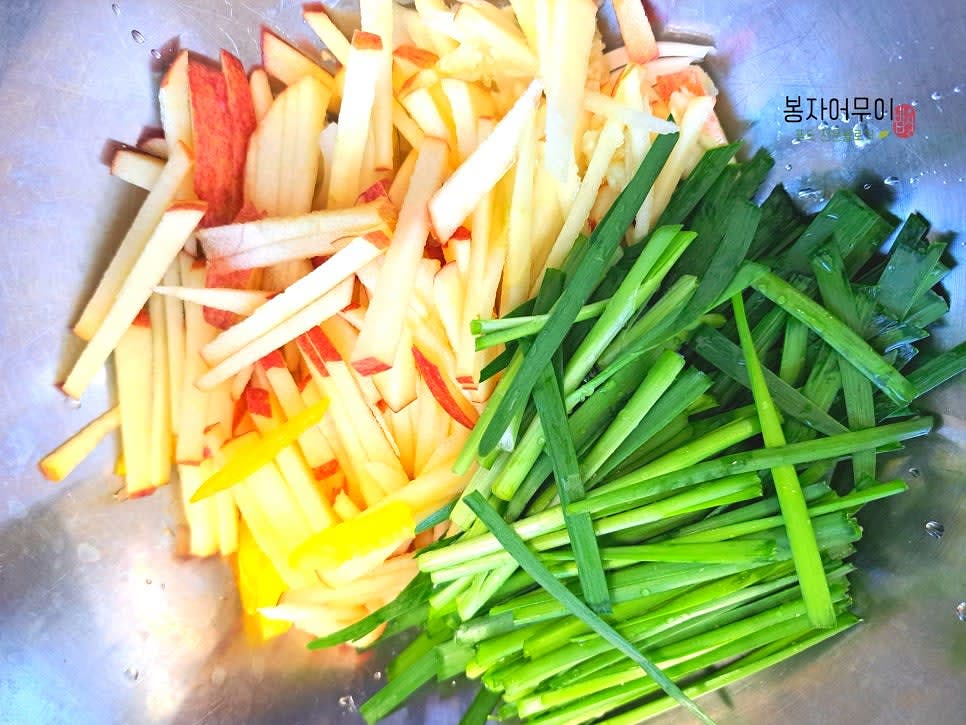 사과, 토마토, 파프리카, 부추, 양파를 각각 5cm 정도의 길이로 채 썰어줍니다.