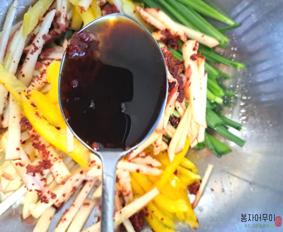 고춧가루, 간장, 액젓, 매실청, 식초, 설탕, 올리고당, 참기름, 깨소금을 섞어 양념장을 만듭니다.