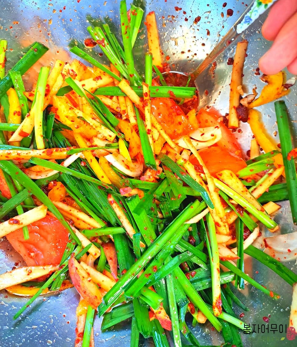 준비한 채소들을 큰 볼에 담고 양념장을 넣어 골고루 버무립니다.