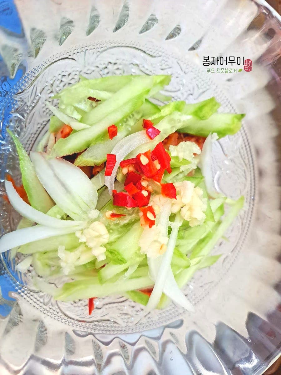 다진 마늘 1티스푼과 청양고추 소량을 섞어 취향에 따라 양념합니다.