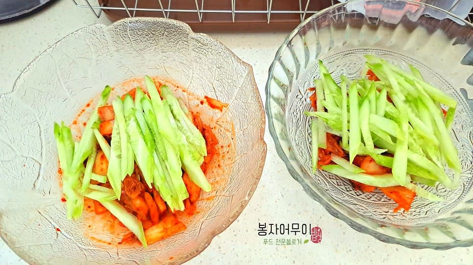 도토리묵과 채썬 오이, 양파를 접시에 담고 양념한 묵은지를 올립니다.