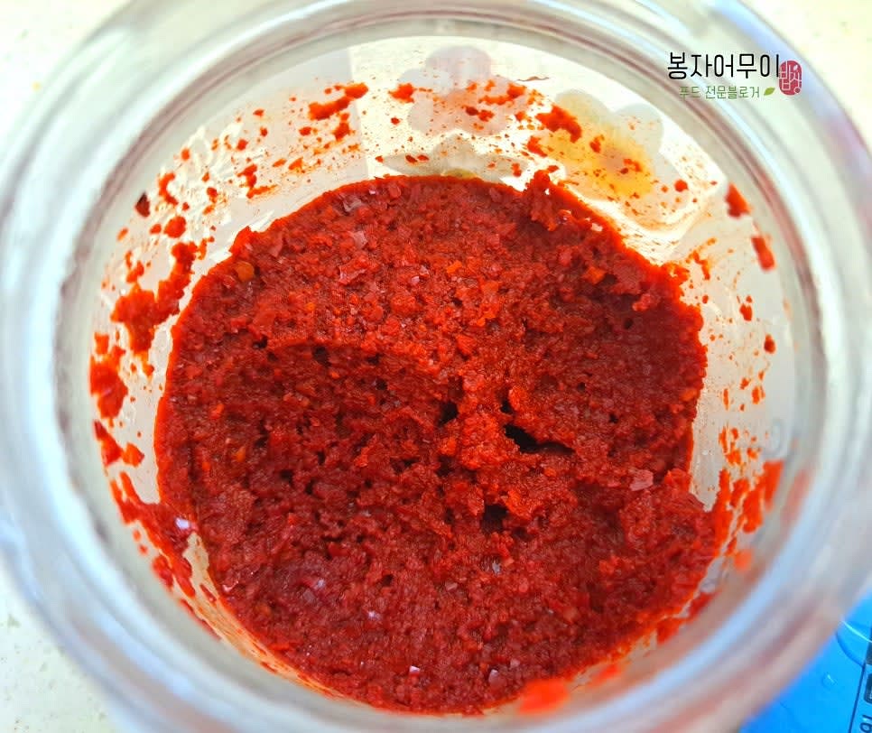 다데기를 미리 만들어 고춧가루, 육수, 물을 섞어 불려둡니다.