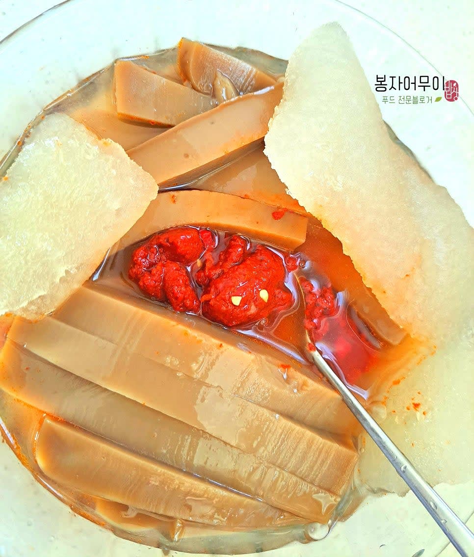 얼음이 있는 냉면 육수를 넣고 다데기를 한 꼬집 추가합니다.