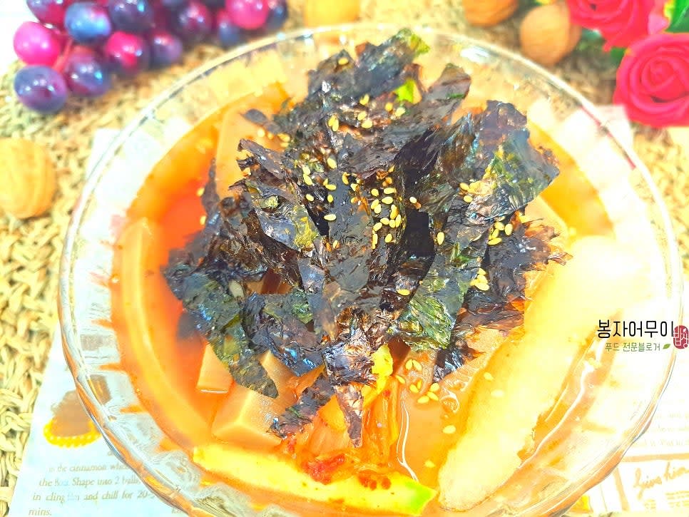 마지막으로 김가루와 깨소금을 뿌려 완성합니다.