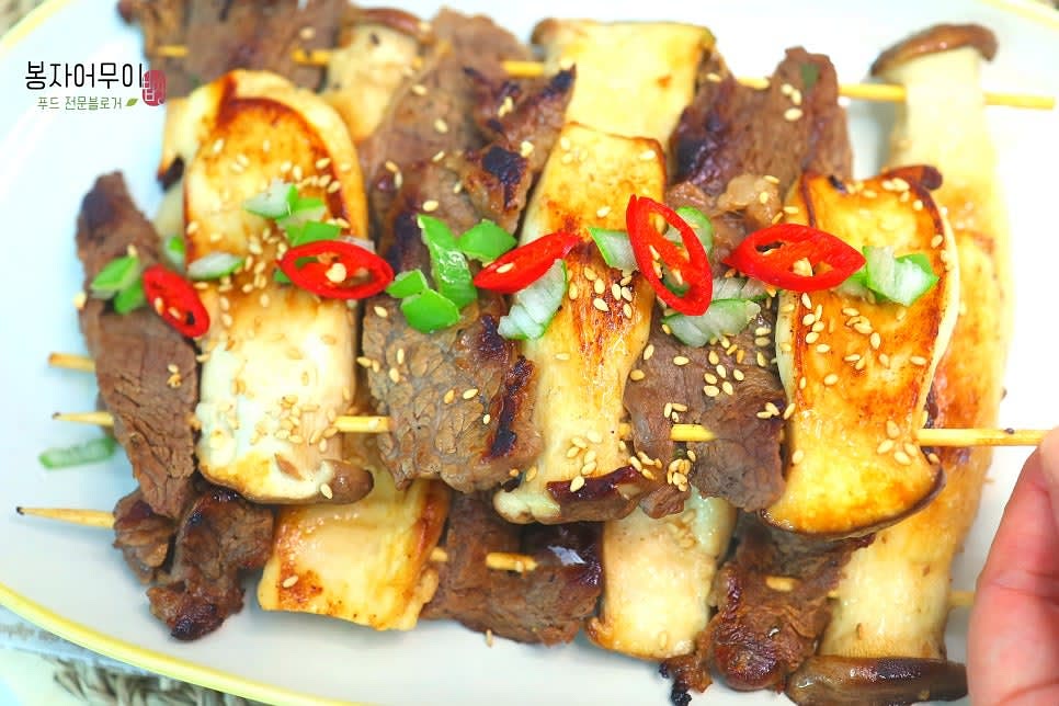중약불에서 꼬치를 돌려가며 새송이버섯과 소고기를 함께 노릇하게 구워줍니다. 버섯에만 소금을 조금 뿌려주세요.
