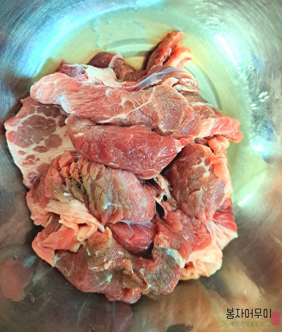 소고기와 새송이버섯을 깨끗이 세척하고 준비합니다. 소고기는 부드러운 부위를 선택하며, 필요하면 칼집을 넣어줍니다.