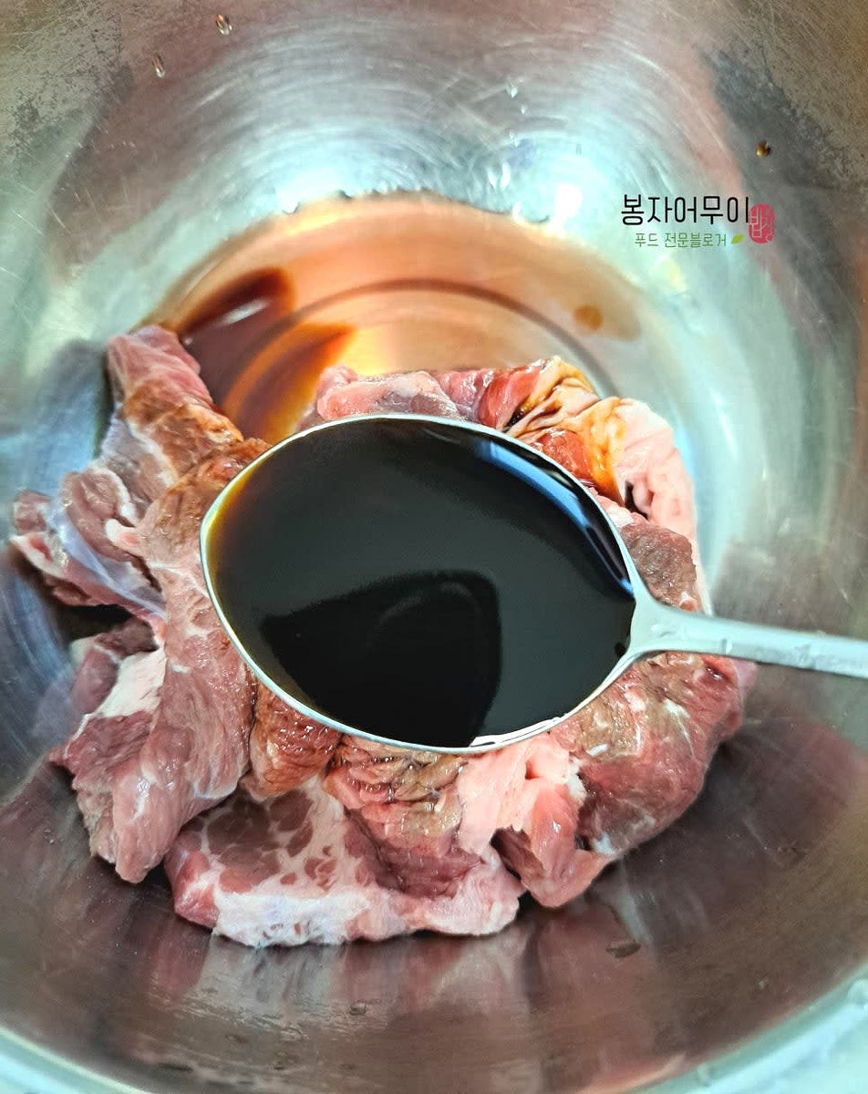 간장 3스푼, 설탕 1스푼, 맛술 1스푼, 참기름 1스푼, 다진 마늘 1스푼, 다진 대파와 후추를 섞어 양념장을 만듭니다.