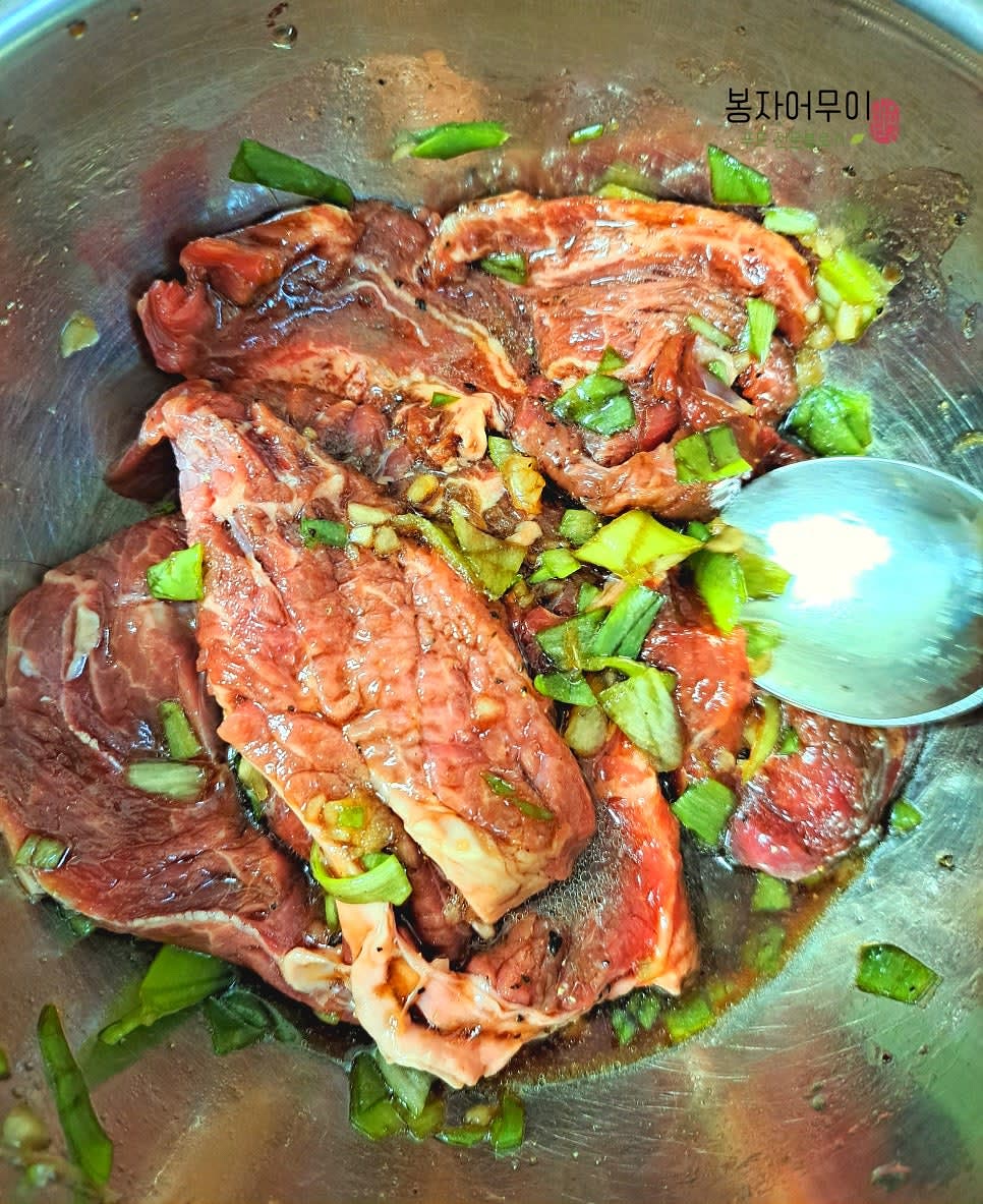 소고기에 양념장을 골고루 바르고 냉장고에 4-5시간 숙성시킵니다.