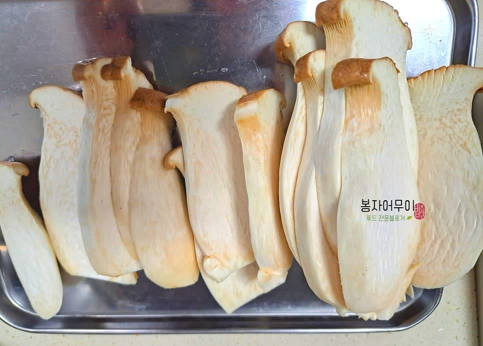 새송이버섯은 적당한 크기로 잘라 줍니다.